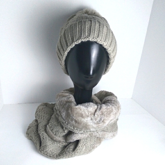 Host Pick! Grey Beanie With Infinity Scarf Set-OS  NWT - Picture 4 of 7